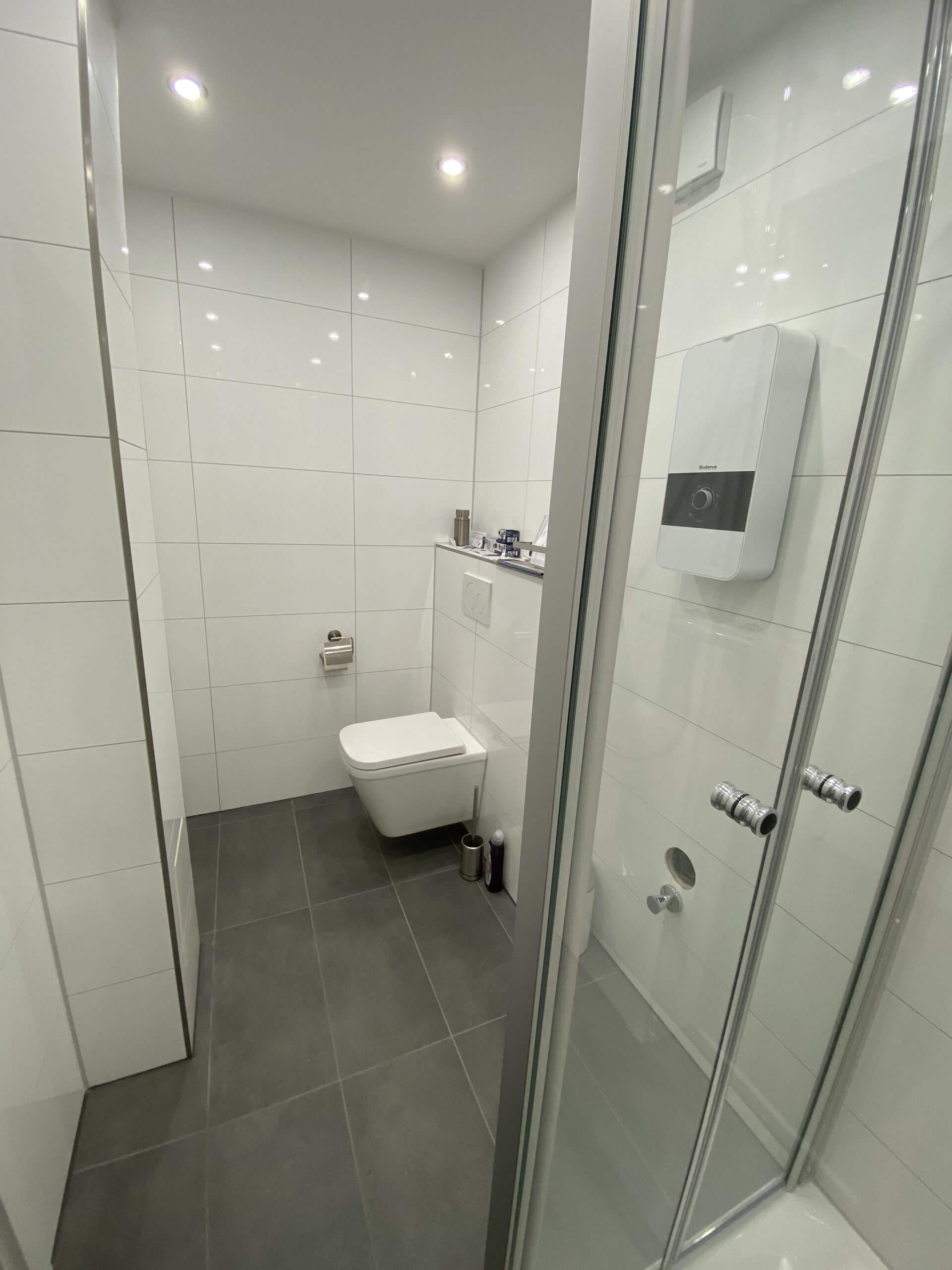 Komplettsanierung Augsburg – Badezimmer mit 30x60 Fliesen