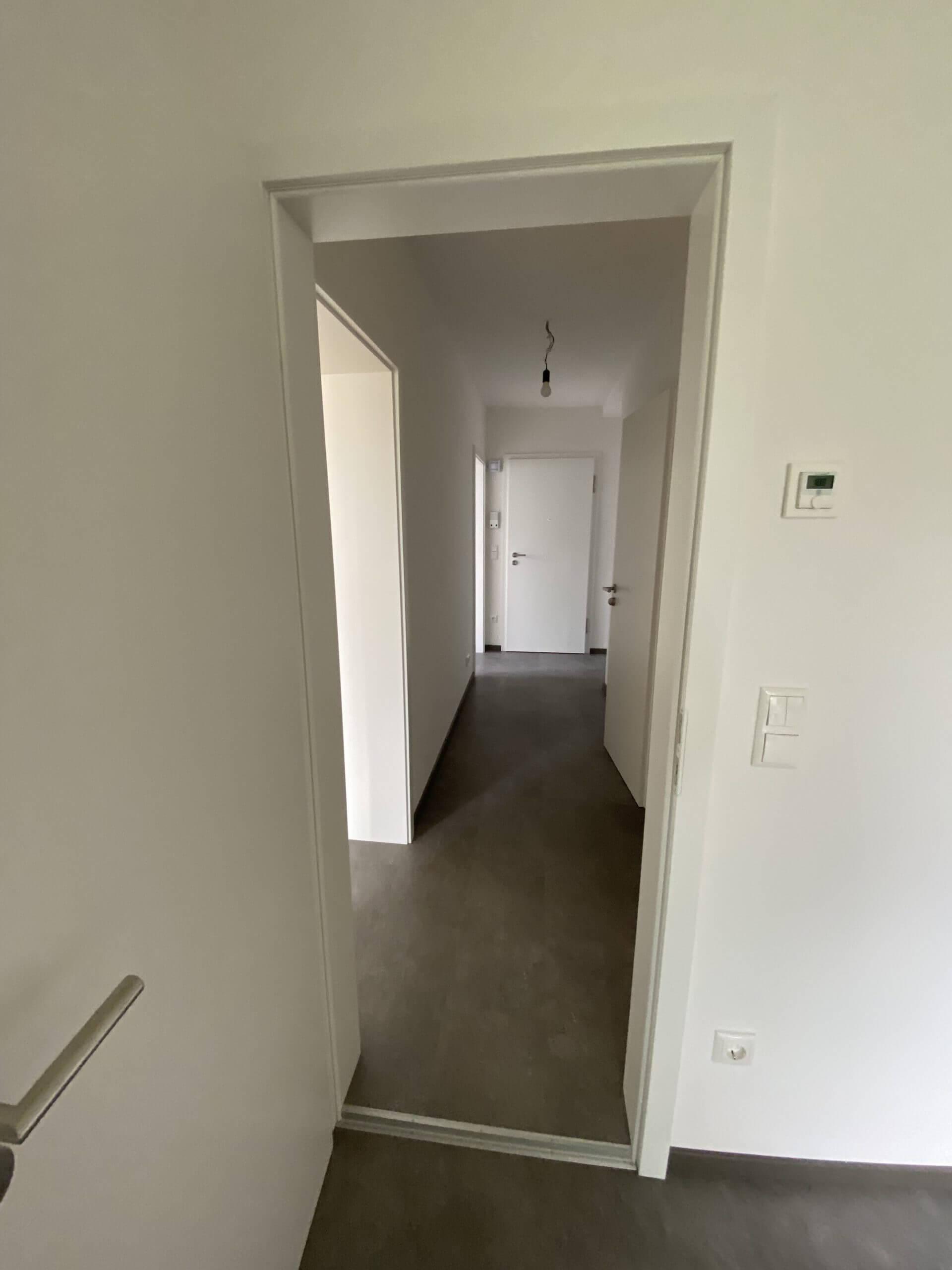 Wohnungssanierung Augsburg – Feinspachtel und Anstrich