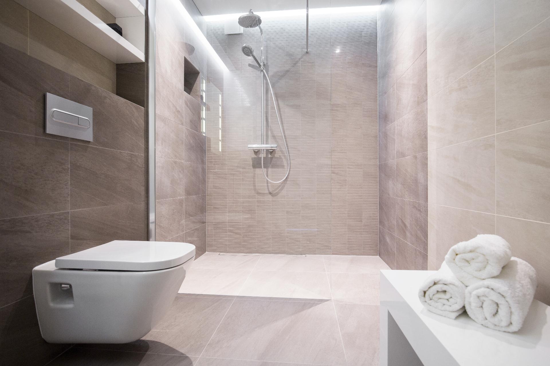 Badsanierung Augsburg – begehbare Dusche mit Regenbrause